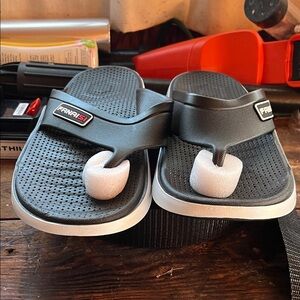 FANAI SI Black Foam Toe-Post Sandals with White Trim
